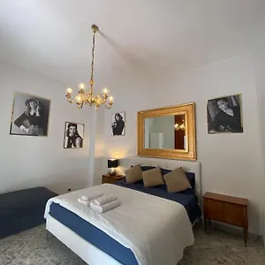 2 Stanze Private In Con 1 Bagno Privato E Balcone Comunicante - 4 O 5 Posti Letto Appartamento